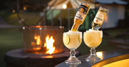 Image of a table with two cocktails.